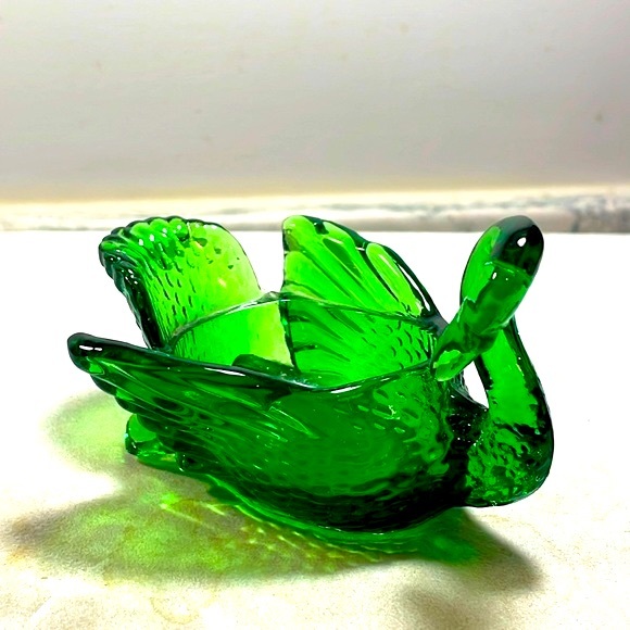 Mosser Glass Emerald Green Swan Miniature 3 Inches Vintage Pristine Condition - Picture 1 of 11
